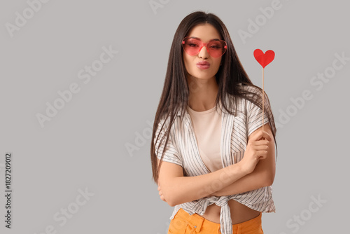 Young woman with paper hear...