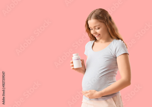Young pregnant woman with v...