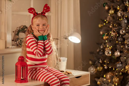 Cute little girl in elf cos...