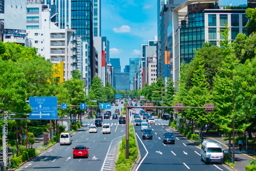 Fototapeta Naklejka Na Ścianę i Meble -  A cityscape of traffic jam at the city street in Tokyo in summer