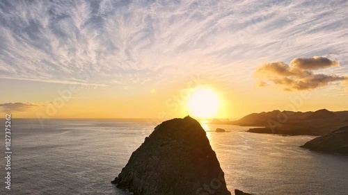 magnifique timelaps stabilisé pris en drone d'un couché de soleil de l'ile de UA HUKA aux marquises en polynésie francaise