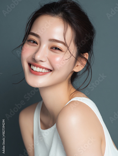 笑顔できらめく綺麗な肌と白い歯を見せる日本人女性美人モデルの接写写真。デンタルケア, オーラルケア、スキンケア、コスメ広告用。