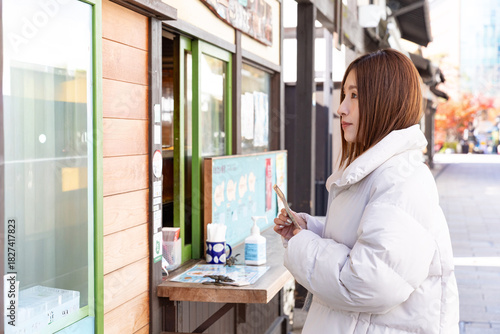 食べ歩きを楽しむ女性
