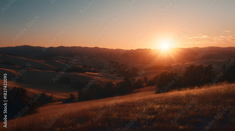 Obraz premium Golden Sunset Over Rolling Hills and Vast Landscape.