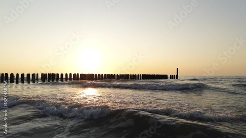 Die niederländische Nordseeküste in Walcheren Zeeland bei tiefer Abendsonne.