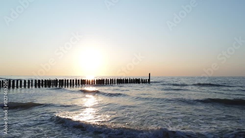 Die niederländische Nordseeküste in Walcheren Zeeland bei tiefer Abendsonne.