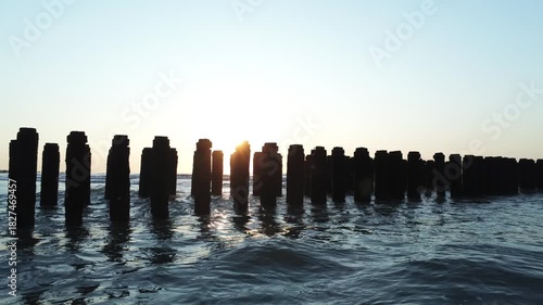 Die niederländische Nordseeküste in Walcheren Zeeland bei tiefer Abendsonne.