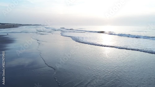 Drohnenflug über niedrige Wellen der Nordsee in Zeeland Niederland in der Abendsonne