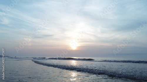 Seichte Wellen im Abendlicht an der Nordsee