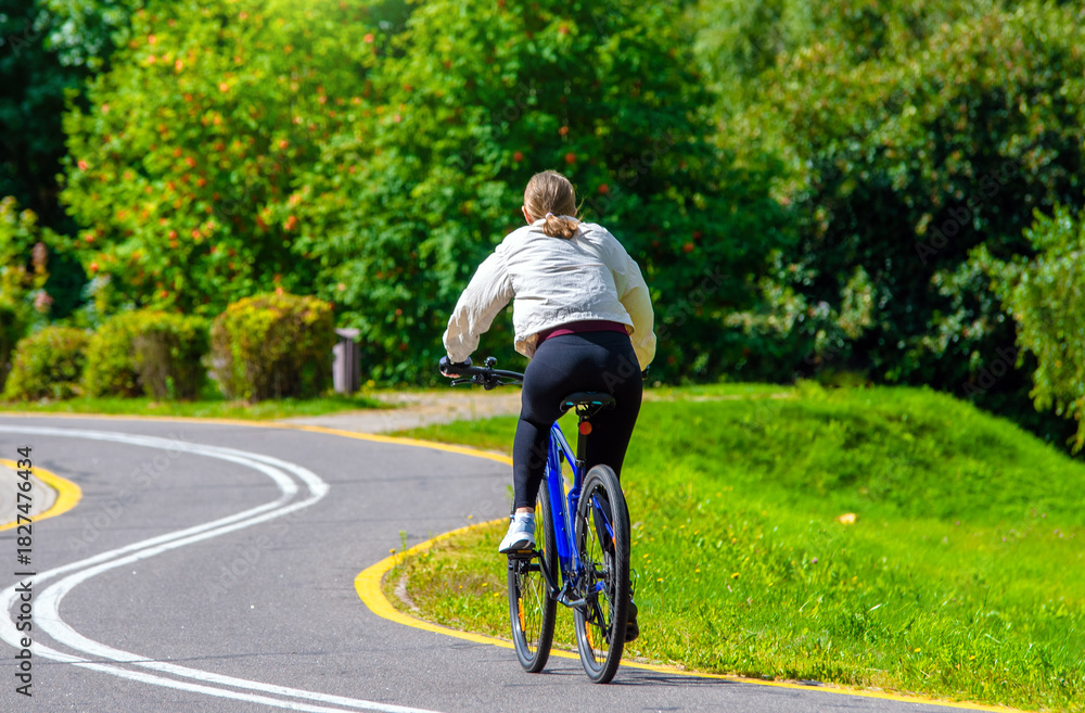 Obraz premium Cyclist ride on the bike path in the city Park 