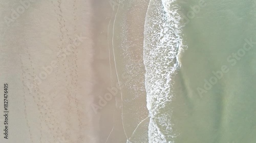 Drohnenaufnahme von diversen Reitern die entspannt entlang der Nordseeküste reiten