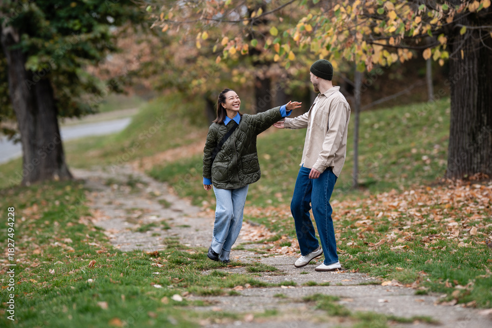 Fototapeta premium Happy couple meeting for an autumn outdoor hug