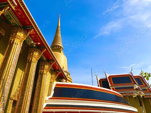 Canvas Print Majestic Golden Thai Temple Stupa in Bangkok Under a Clear Blue Sky
