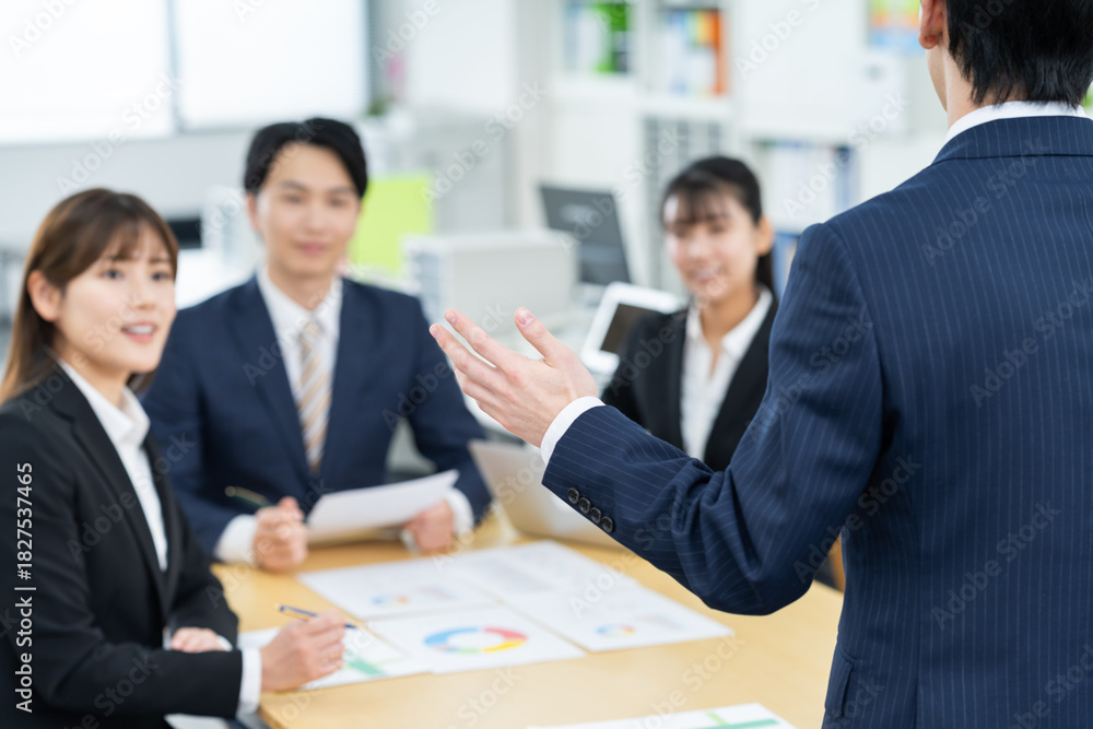 Fototapeta premium オフィスで会議をする若いビジネスマン