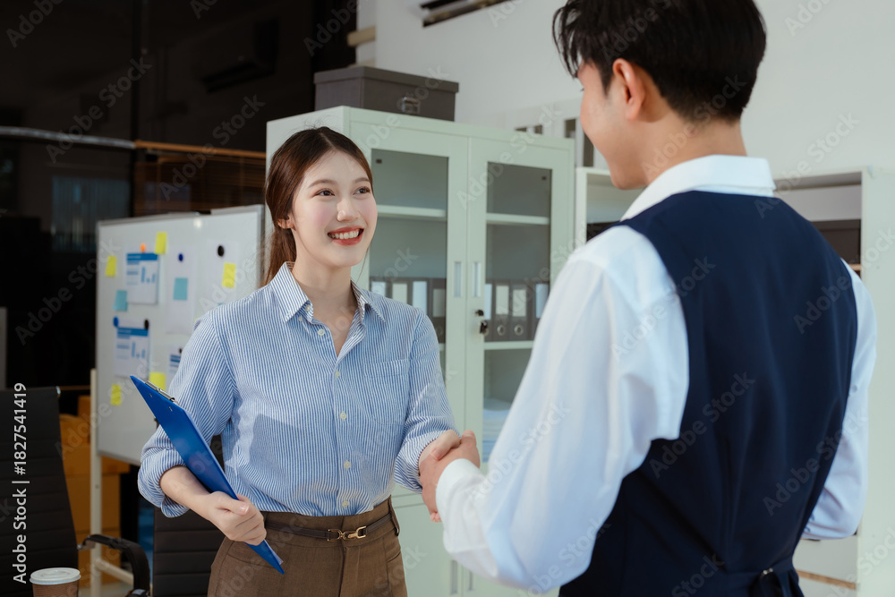 Obraz premium Business men and women shake hands confidently professional investor working with new startup project at an office meeting.
