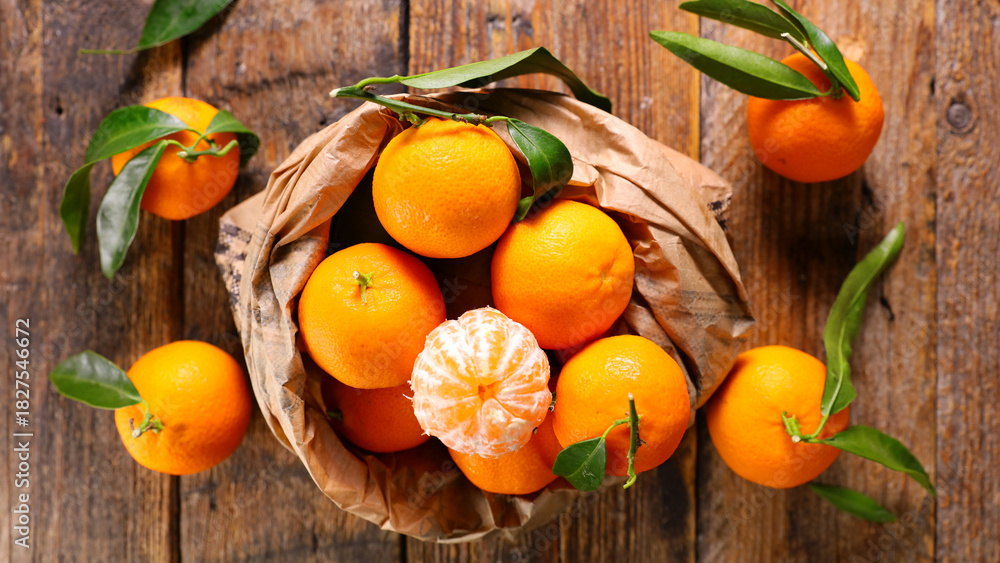 Obraz premium fresh ecological clementine or mandarin fruit