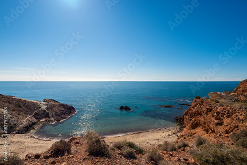 Blick über die Bucht Cala Rajá an der Mittelmeerküste im Naturpark Cabo de Gata-Níjar in Andalusien, Spanien