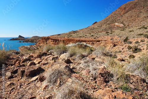 Blick über die Bucht Cala Rajá an der Mittelmeerküste im Naturpark Cabo de Gata-Níjar in Andalusien, Spanien