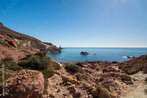 Blick auf das Mittelmeer an der Bucht Cala Rajá im Naturpark Cabo de Gata-Níjar in Andalusien, Spanien