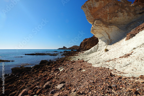 Blick auf das Mittelmeer an der Bucht Cala Rajá im Naturpark Cabo de Gata-Níjar in Andalusien, Spanien
