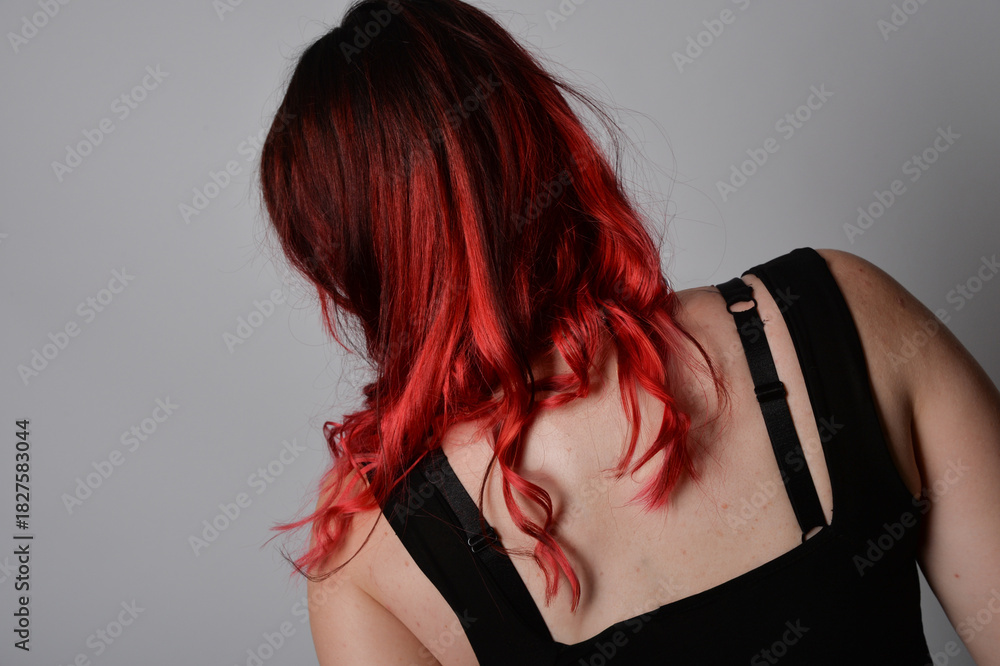 Naklejka premium rote, haae, locken, frisur, gefärbt, frau, schönheit, haar, gestalten, gesicht, brünett, glamour, leitbild, person, make-up, sinnlich, atelier, stil, körper, lang, auge, leute, grossartig, posing