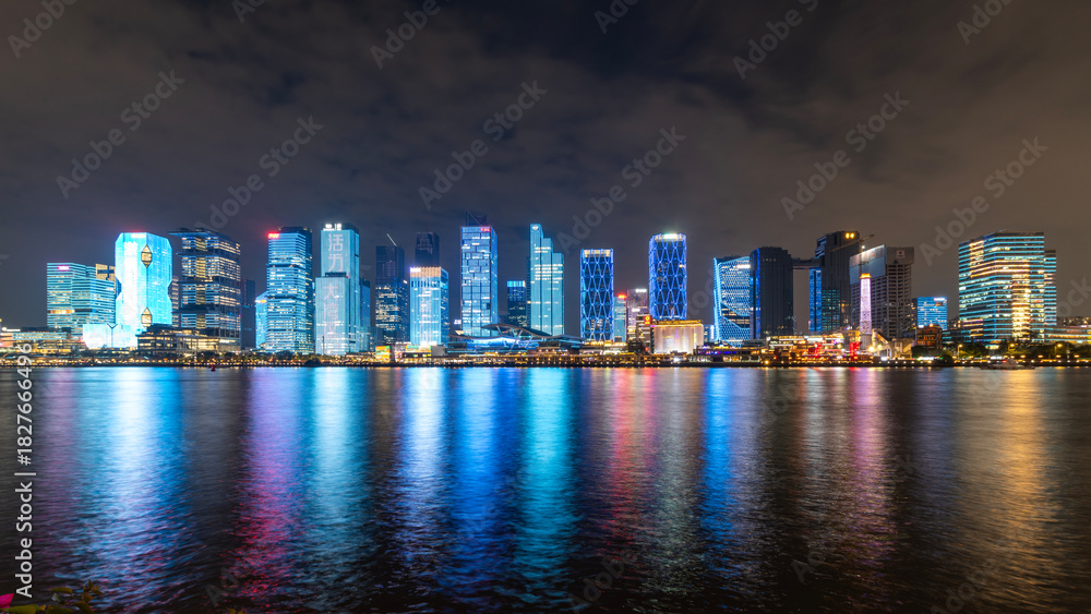 Obraz premium Night view of the urban skyline in the financial district of Guangzhou, China