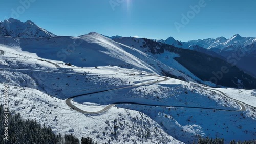 Paysages enneigés sur le site d'Hautacam, Hautes-Pyrénées vu par un drone