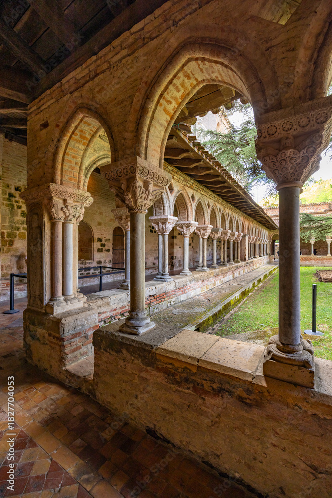 Fototapeta premium Romanesque cloister arches and columns in Moissac Abbey