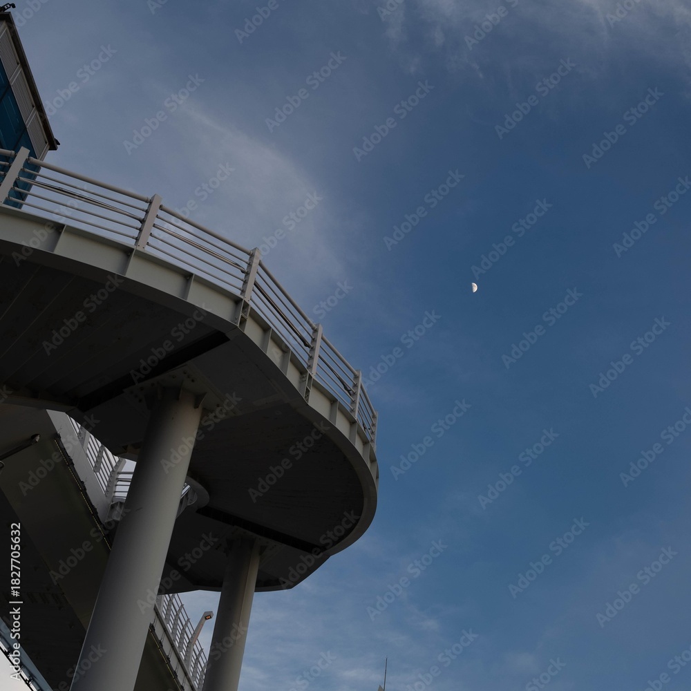 Fototapeta premium bridge and moon