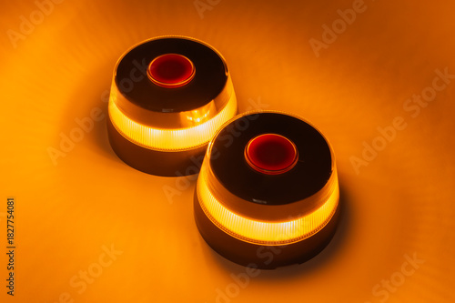 Balizas de emergencia V16 encendidas