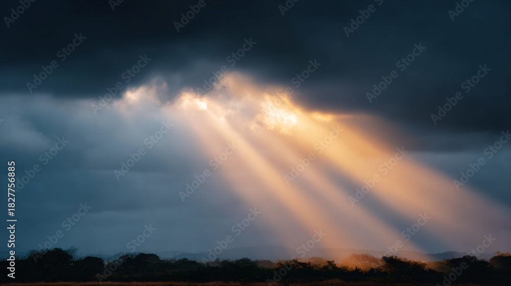 Obraz premium The sky is cloudy and the sun is shining through the clouds