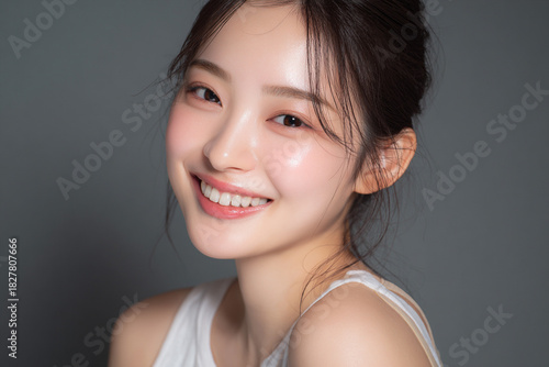 透明感ある美しい美肌の笑顔の日本人女性美人モデルの接写写真。スキンケア、コスメ、ビューティーケア広告用