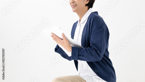 問診をする白衣の女性