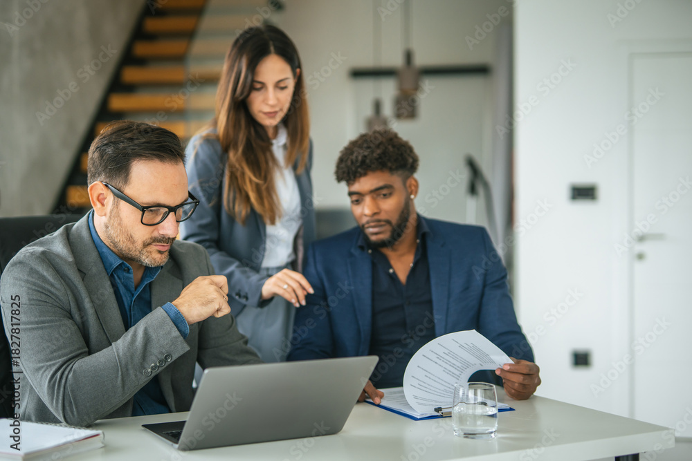 Obraz premium Diverse business team collaborating on project in office