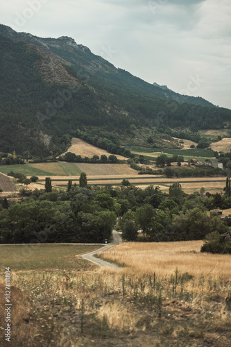 Wallpaper Mural Paysage vallée de montagne, forêt Alpine, vue panoramique, relief naturel, destination randonnée dans les Alpes Torontodigital.ca