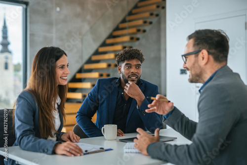 Εκτύπωση καμβά Business partners meeting with financial adviser in modern office