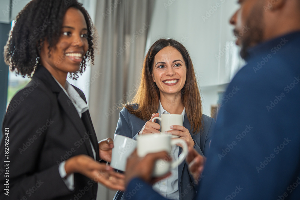 Obraz premium Diverse business colleagues enjoying coffee break conversation and networking