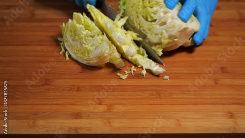 Wallpaper Mural Il cuoco taglia la verza, sul tagliere Torontodigital.ca