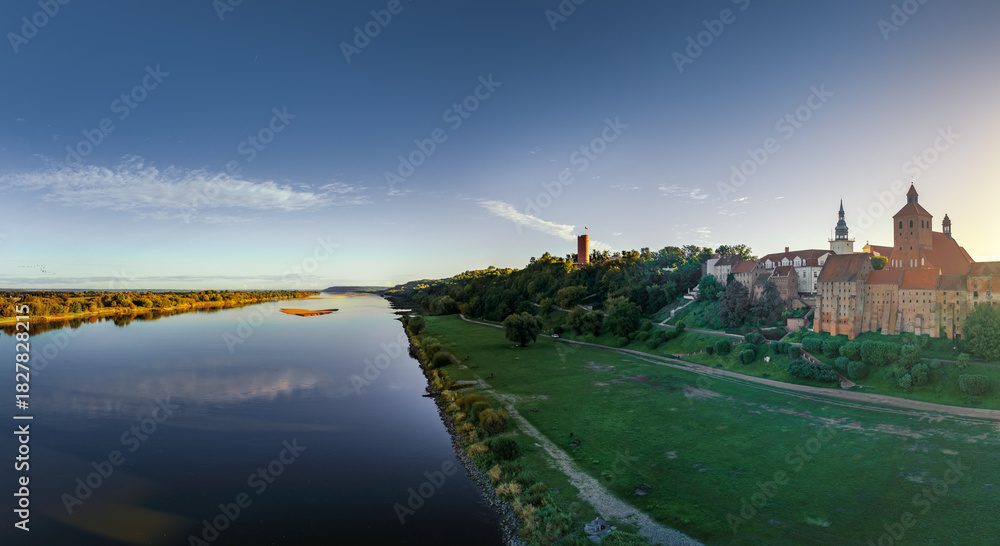 Φωτογραφία drone landscape view of the old town centre of Grudziadz and the Vistula River