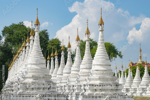 Foto A view of the white stupas of the Sandarmuni Pagoda Buddhist temple on a sunny day