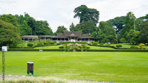 Foto Scenic view of lush green golf course with clubhouse in background