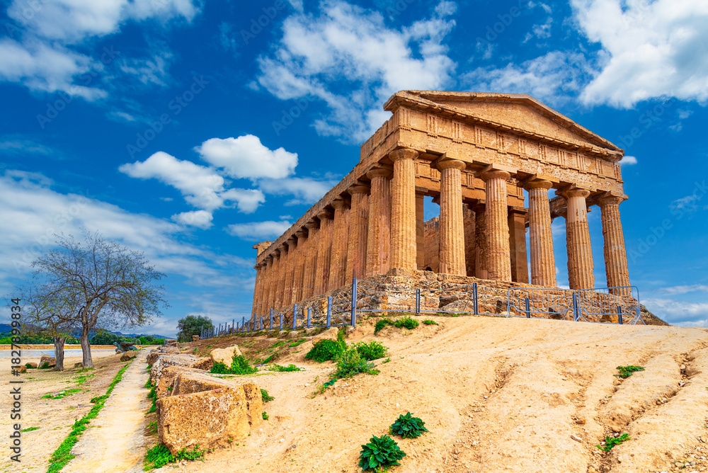 Obraz premium Agrigento, Sicily island, Italy: Temple of Concordia, ancient greek temple in the Valley of the temples