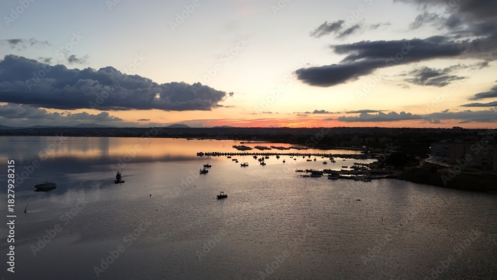 Obraz premium Insanely beautiful drone photography of a scenic sunrise, early in the morning, by the salt marshes in Marsala, Sicily, during a lovely morning. 