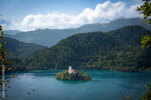 Ein weiter Panoramablick über den gesamten Bleder See mit der Alpenkulisse, der Inselkirche in Slowenien