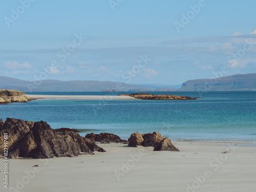 Fotografie Views over to the Isle of Mull and Ulva across the white sandy beaches of Iona,