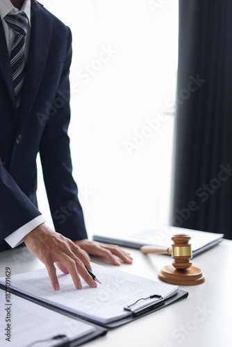 Quadro su tela Legal counsel reading contract paperwork to finalize a legal agreement