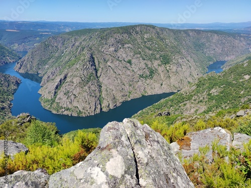 Paisaje de la Ribeira Sacra en Galicia (España) rio y montañas 