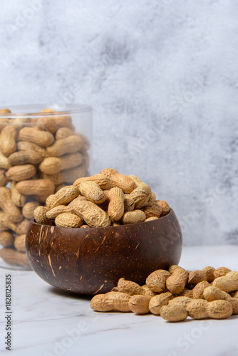Cacahuetes en cuenco de madera. Imagen gastronómica para usos comerciales y branding