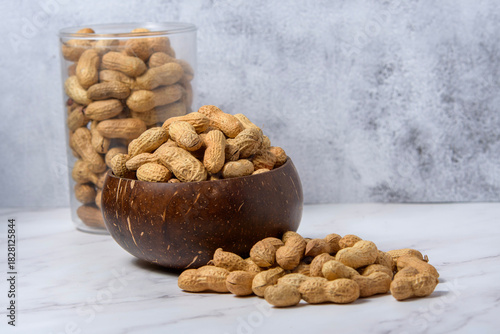 Cacahuetes en cuenco de madera. Imagen gastronómica para usos comerciales y branding