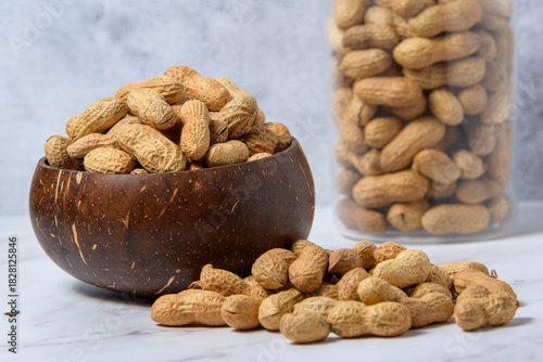 Cacahuetes en cuenco de madera. Imagen gastronómica para usos comerciales y branding